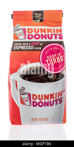 Winneconne, WI - 20 April 2018: eine Tasche von Dunkin' Donuts turbo Kaffee auf einer isolierten Hintergrund. Stockfoto