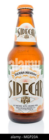 Winneconne, WI - 20 April 2018: Eine einzelne Flasche Sierra Nevada Größe Auto orange IPA Bier auf einem isolierten Hintergrund. Stockfoto