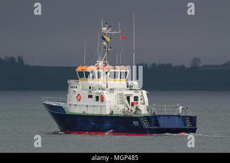 Die aircrew Training/naval Support Vessel MV-SMIT-Anzeige 'yare, vorbei an der Greenock East India Hafen während der Übung gemeinsame Krieger 18-1. Stockfoto