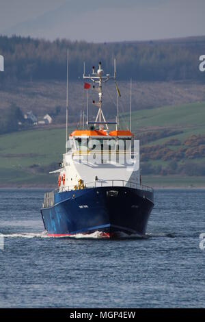 Die aircrew Training/naval Support Vessel MV-SMIT-Anzeige 'yare, vorbei an der Greenock East India Hafen während der Übung gemeinsame Krieger 18-1. Stockfoto