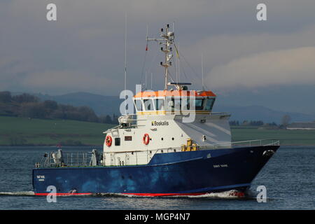 Die aircrew Training/naval Support Vessel MV-SMIT-Anzeige 'yare, vorbei an der Greenock East India Hafen während der Übung gemeinsame Krieger 18-1. Stockfoto