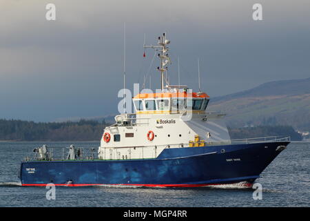 Die aircrew Training/naval Support Vessel MV-SMIT-Anzeige 'yare, vorbei an der Greenock East India Hafen während der Übung gemeinsame Krieger 18-1. Stockfoto