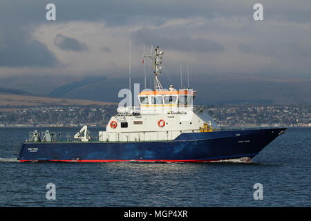 Die aircrew Training/naval Support Vessel MV-SMIT-Anzeige 'yare, vorbei an der Greenock East India Hafen während der Übung gemeinsame Krieger 18-1. Stockfoto