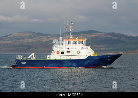 Die aircrew Training/naval Support Vessel MV-SMIT-Anzeige 'yare, vorbei an der Greenock East India Hafen während der Übung gemeinsame Krieger 18-1. Stockfoto