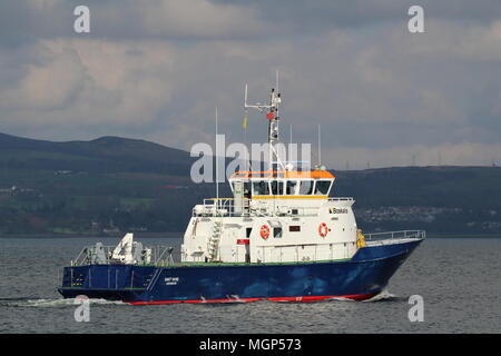 Die aircrew Training/naval Support Vessel MV-SMIT-Anzeige 'yare, vorbei an der Greenock East India Hafen während der Übung gemeinsame Krieger 18-1. Stockfoto