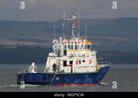 Die aircrew Training/naval Support Vessel MV-SMIT-Anzeige 'yare, vorbei an der Greenock East India Hafen während der Übung gemeinsame Krieger 18-1. Stockfoto