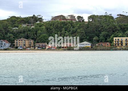 Waterfront Häuser in Australien mit Blick auf den Fluss Stockfoto