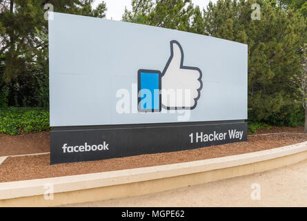 Menlo Park, Kalifornien, USA - 28. April 2018: Zeichen von Facebook am Eingang der Hauptsitz im Silicon Valley. Facebook ist eine US-amerikanische online so Stockfoto