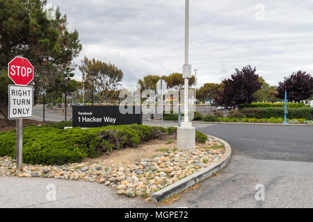 Menlo Park, Kalifornien, USA - 28. April 2018: Zeichen von Facebook am Eingang der Hauptsitz im Silicon Valley. Facebook ist eine US-amerikanische online so Stockfoto