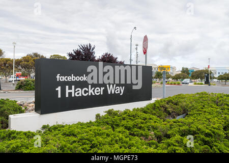 Menlo Park, Kalifornien, USA - 28. April 2018: Zeichen von Facebook am Eingang der Hauptsitz im Silicon Valley. Facebook ist eine US-amerikanische online so Stockfoto