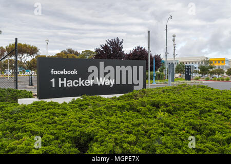 Menlo Park, Kalifornien, USA - 28. April 2018: Zeichen von Facebook am Eingang der Hauptsitz im Silicon Valley. Facebook ist eine US-amerikanische online so Stockfoto