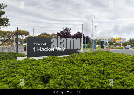 Menlo Park, Kalifornien, USA - 28. April 2018: Zeichen von Facebook am Eingang der Hauptsitz im Silicon Valley. Facebook ist eine US-amerikanische online so Stockfoto