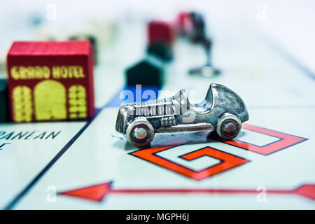 Monopoly Brettspiel in der Nähe mit dem Auto vorbei. Stockfoto