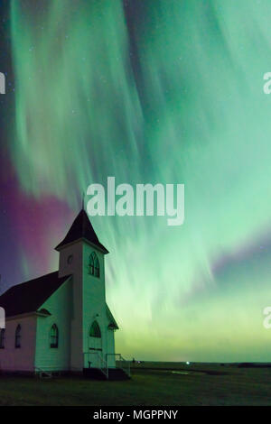 Heart-shaped Nordlichter über die historische St. John's Lutheran Church gegründet 1919 in der Nähe von Cabri, Saskatchewan, Kanada Stockfoto