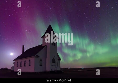 Aurora Borealis - das Nordlicht über die historische St. John's Lutheran Church gegründet 1919 in der Nähe von Cabri, Saskatchewan, Kanada Stockfoto