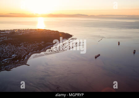 Luftaufnahme von UBC Campus in Vancouver, BC, Kanada. Während eine lebendige winter Sonnenuntergang genommen. Stockfoto