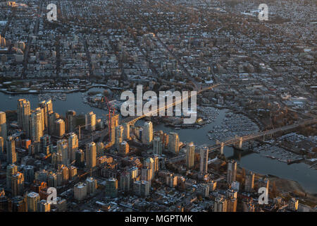 Luftbild des False Creek und Innenstadt während einer lebhaften Sonnenuntergang. In Vancouver, British Columbia, Kanada. Stockfoto