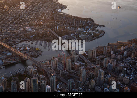 Luftbild des False Creek und Innenstadt während einer lebhaften Sonnenuntergang. In Vancouver, British Columbia, Kanada. Stockfoto