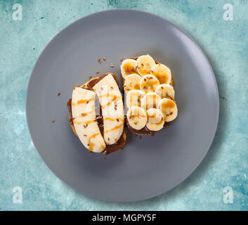 Süße Sandwiches mit Banane und Schokolade, Ansicht von oben Stockfoto