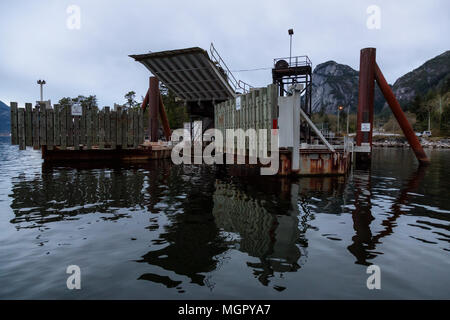 Squamish, British Columbia, Kanada - 15 April, 2018: Aufgegeben Fähre dock. Stockfoto