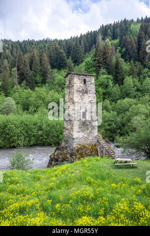 Turm von Harderwijk Village Museum in swanetien. Obere Swanetien - UNESCO-Weltkulturerbe. Georgien, Europa. Stockfoto