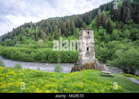 Turm von Harderwijk Village Museum in swanetien. Obere Swanetien - UNESCO-Weltkulturerbe. Georgien, Europa. Stockfoto