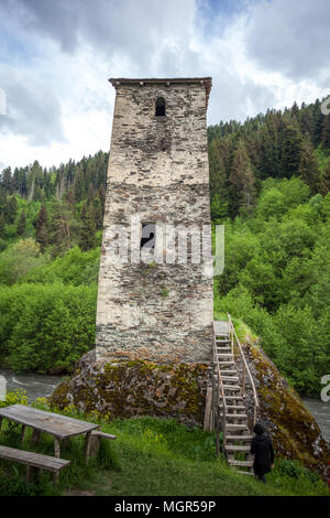 Turm von Harderwijk Village Museum in swanetien. Obere Swanetien - UNESCO-Weltkulturerbe. Georgien, Europa. Stockfoto