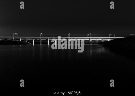 Eisenbahnviadukt bei Mossband auf der West Coast Main Line nördlich von Carlisle, über den Fluss Esk mit einem Bahnübergang bei Nacht Stockfoto