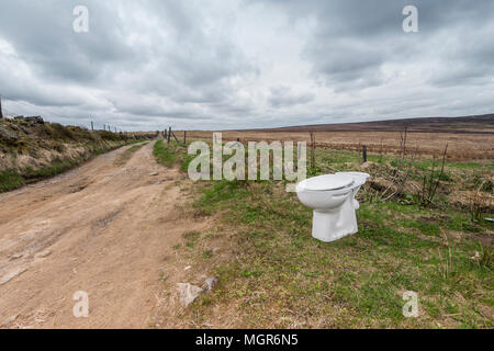 Eine weiße Wc an der Seite einer Spur gedumpten auf der Heide Stockfoto