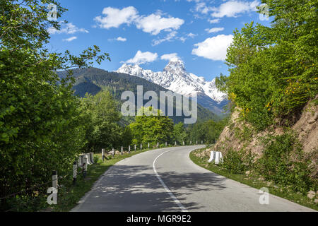 Gipfel des Mount Ushba im Kaukasus, in svanetien Region in Georgien, 4700 m. Stockfoto