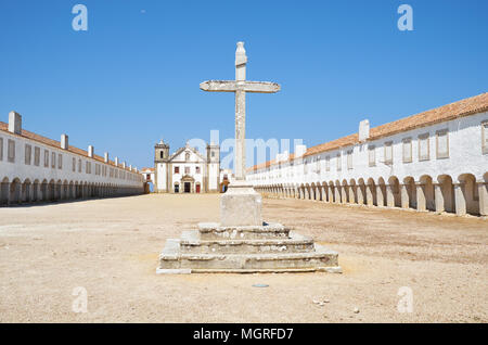 Die steinernen Kreuz vor der 15. Jahrhundert Kirche Unserer Lieben Frau von der Cape (Nossa Senhora do Cabo) in der Nähe von Cabo Espichel in Sesimbra, Portugal Stockfoto