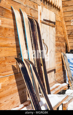 Große Jagd Skier in der Nähe von Mauer Ferienhaus aus Holz im Winter in Russisch im Dorf in Smolensk Region Russlands Stockfoto