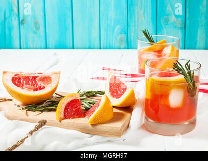 Grapefruit und Rosmarin Gin Cocktails, erfrischenden Drink mit Eis. Stockfoto