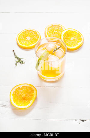 Glas Orangensaft auf weissem Holztisch. Stockfoto