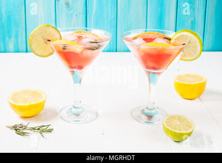 Grapefruit und Rosmarin Gin Cocktails, erfrischenden Drink mit Eis. Stockfoto