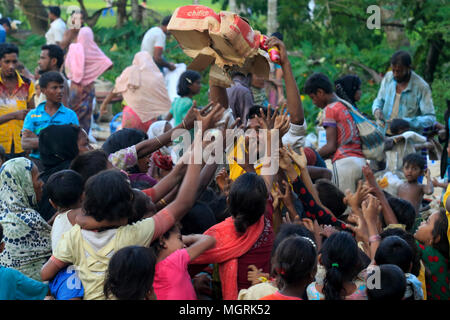 Rohingya-flüchtlinge Jagt für Hilfsgüter an kutupalong in Ukhia, Cox's Bazar, Bangladesch Stockfoto