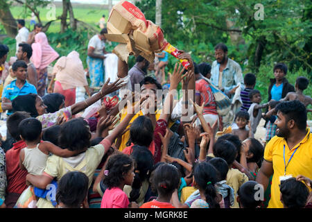 Rohingya-flüchtlinge Jagt für Hilfsgüter an kutupalong in Ukhia, Cox's Bazar, Bangladesch Stockfoto