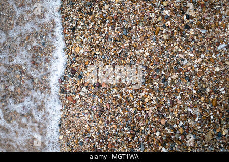 Meer Wellen am Strand mit voller Steine, verwenden Sie für den Hintergrund. Wählen Sie Fokus flache Tiefenschärfe Stockfoto