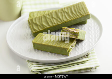 Matcha Tee Wafer auf einer Platte Stockfoto