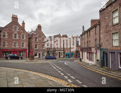 Mit Blick auf die High Street von Church Street, mit parkenden Autos und Geschäfte schließen an einem Samstag Nachmittag in Brechin, Angus, Schottland. Stockfoto