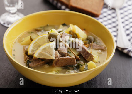 Traditionelle russische Suppe Rassolnik mit Gurken, Fleisch und Graupen Stockfoto