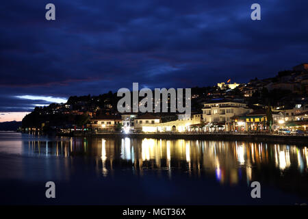 See von Ohrid und Stadt bei Nacht Stockfoto