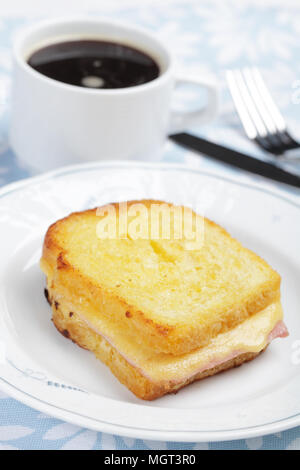 Croque-monsieur Sandwich und eine Tasse schwarzen Kaffee Stockfoto