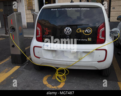 Genua (Genova), Italien, 16. April 2018 - Die Volkswagen e-up Plug-in Hybrid Electric Auto steht auf der Seite der Ladestation, in Genua (Genova), Italien. Stockfoto