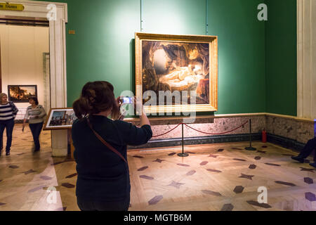 Sankt Petersburg, Russland - 16. MÄRZ 2018: Besucher im Rembrandt Zimmer in Hermitage Museum. Die Eremitage ist das zweitgrösste Museum für Kunst und cul Stockfoto