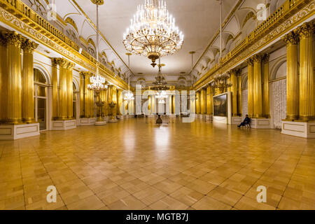 Sankt Petersburg, Russland - MÄRZ 16, 2018: die Menschen in die große Halle in der Großen Hermitage Museum. Die Eremitage ist das zweitgrösste Museum für Kunst und cul Stockfoto