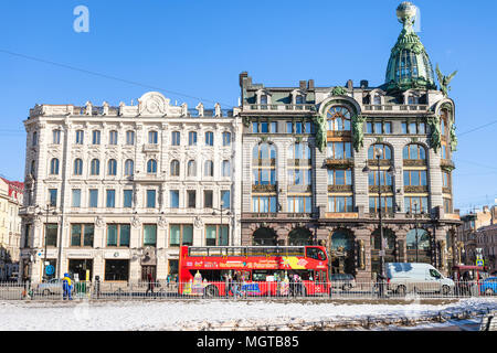Sankt Petersburg, Russland - 17. MÄRZ 2018: Menschen am Newski Prospekt in der Nähe von Bushaltestelle und Blick auf Haus der Bücher zum kazansky Square. Gebäude wurde Desig Stockfoto