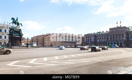 Sankt Petersburg, Russland - 17. MÄRZ 2018: Panoramablick auf St. Isaak Platz mit Denkmal für Nicholas I und Mariinsky Palast in Sankt Petersburg Stadt Stockfoto