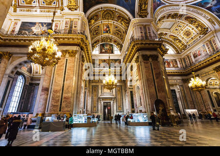 Sankt Petersburg, Russland - 17. MÄRZ 2018: Menschen in Saint Isaac's Cathedral (Isaakievskiy Sobor) in Sankt Petersburg Stadt. Die Kathedrale ist die l Stockfoto