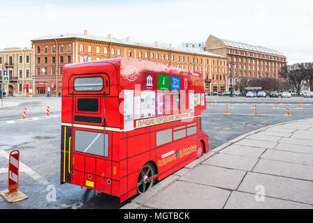 Sankt Petersburg, Russland - 17. MÄRZ 2018: Outdoor sightseeing Ticket Office in roten Bus auf St. Isaak's Square in St. Petersburg. Saint Isaac's Square Stockfoto